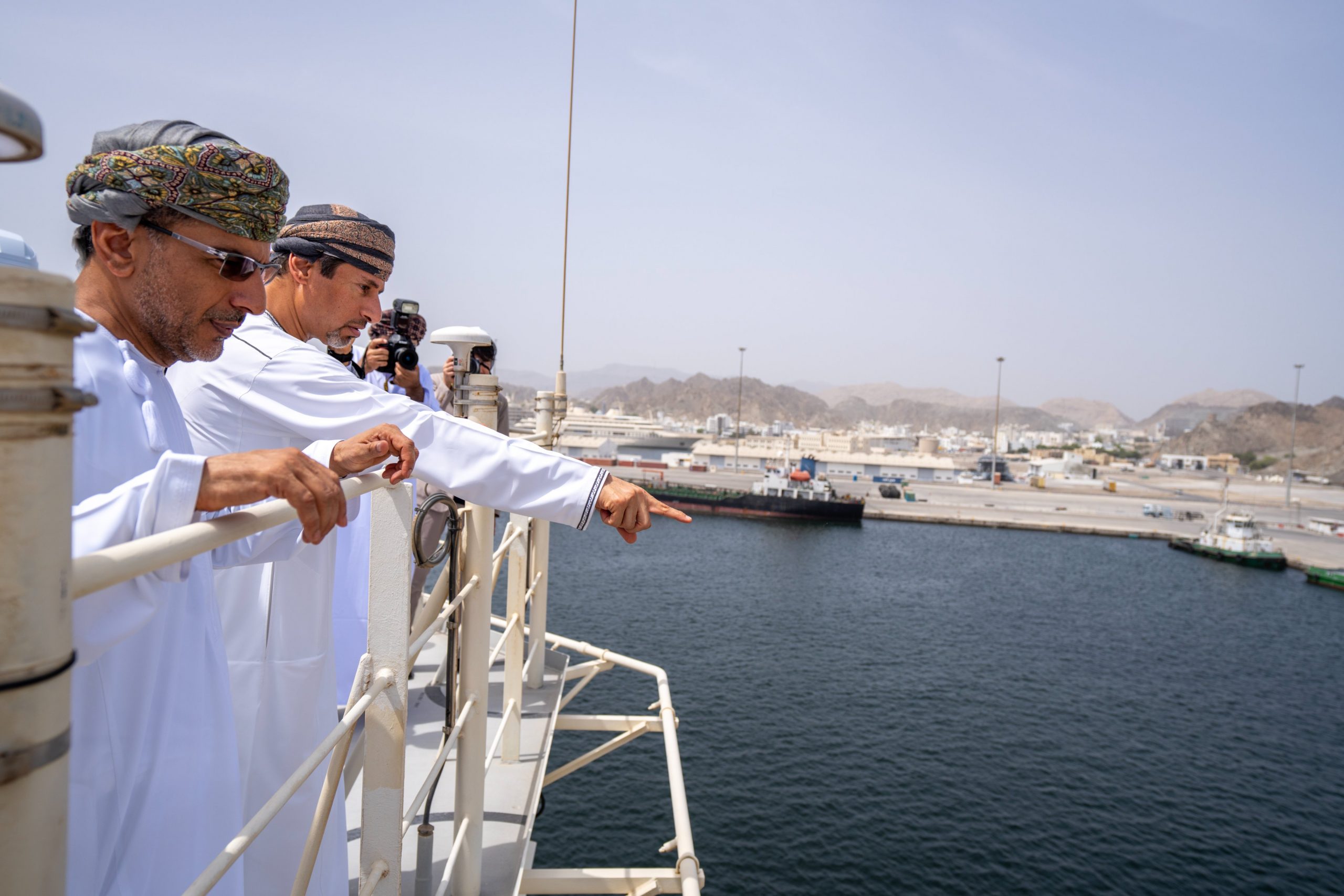 العوفي يتفقّد أول ناقلة بحرية في العالم لنقل الهيدروجين المسال- الصورة من وزارة الطاقة والمعادن بسلطنة عمان