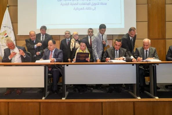 وزراء البيئة والمالية والكهرباء خلال حفل توقيع العقد - الصورة من صفحة مجلس الوزراء على فيسبوك (4 أبريل 2023)