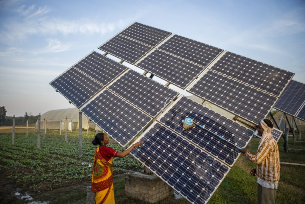 تنظيف الألواح الشمسية في الهند - الصورة من pv magazine india