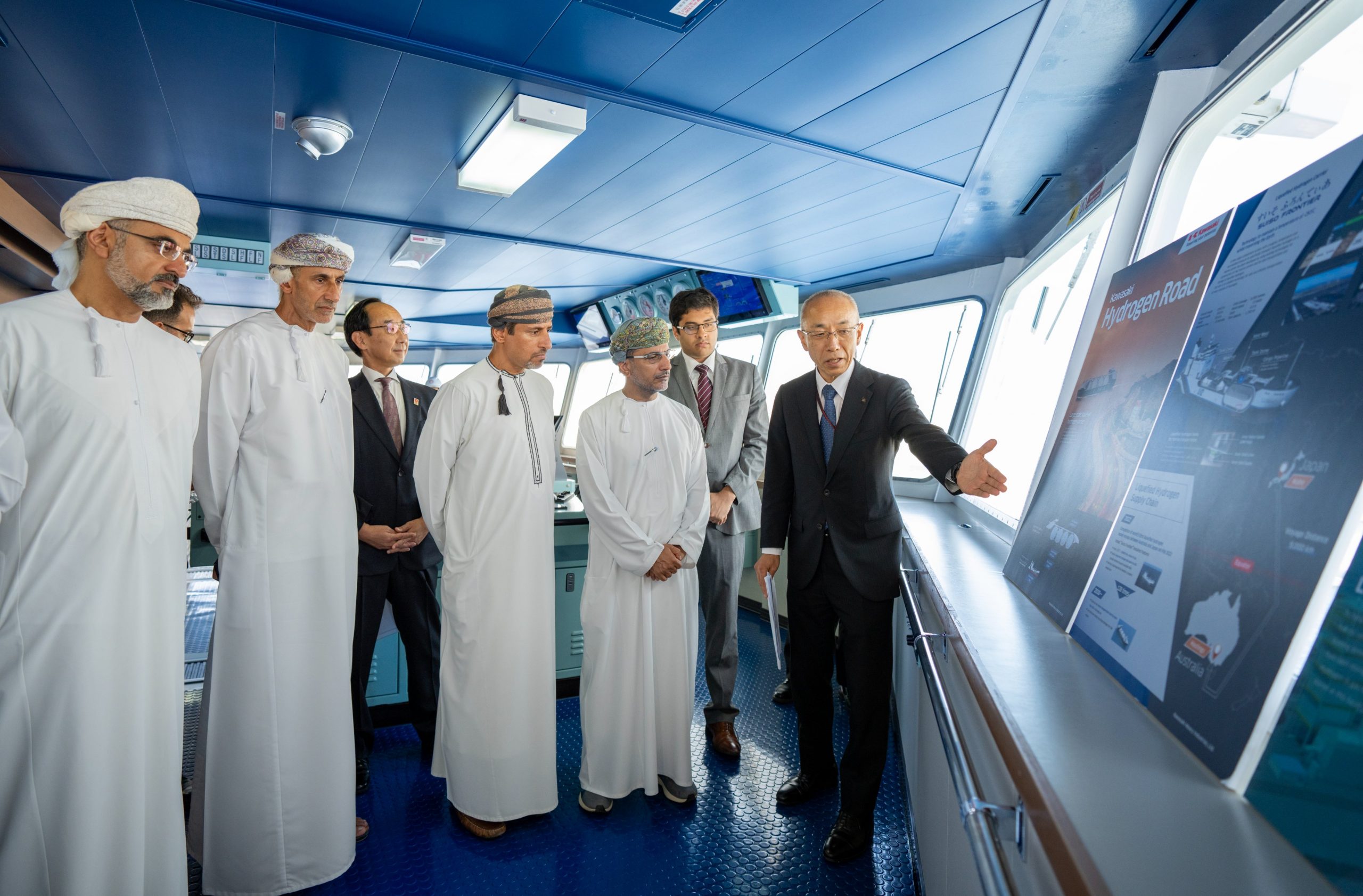 العوفي يتفقّد أول ناقلة بحرية في العالم لنقل الهيدروجين المسال- الصورة من وزارة الطاقة والمعادن في سلطنة عمان
